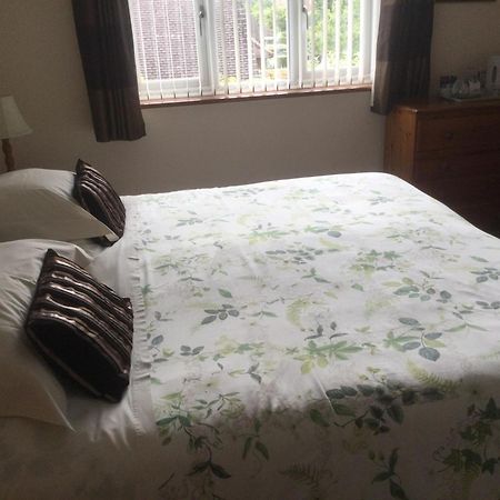 Albertine ,A Warm Welcome Awaits You ,Offering Room Only Or Bed And Breakfast ,Ideal Location For Solent Way ,High Street ,Isle Of Wight ,New Forest 리밍톤 외부 사진