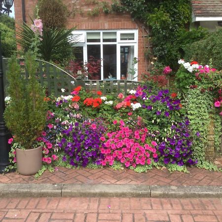 Albertine ,A Warm Welcome Awaits You ,Offering Room Only Or Bed And Breakfast ,Ideal Location For Solent Way ,High Street ,Isle Of Wight ,New Forest 리밍톤 외부 사진