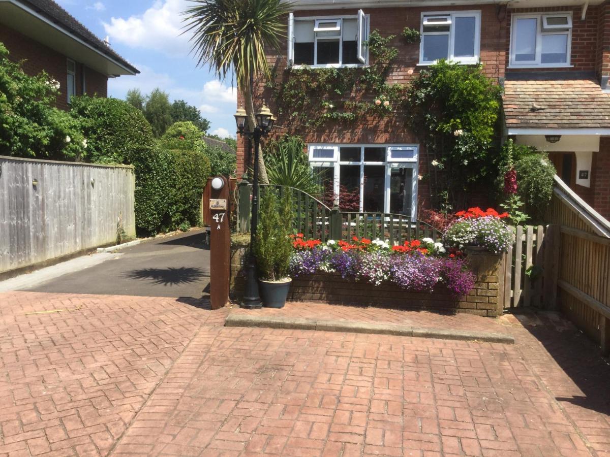 Albertine ,A Warm Welcome Awaits You ,Offering Room Only Or Bed And Breakfast ,Ideal Location For Solent Way ,High Street ,Isle Of Wight ,New Forest 리밍톤 외부 사진