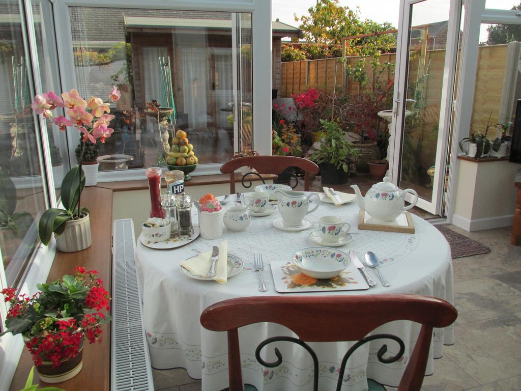 Albertine ,A Warm Welcome Awaits You ,Offering Room Only Or Bed And Breakfast ,Ideal Location For Solent Way ,High Street ,Isle Of Wight ,New Forest 리밍톤 외부 사진