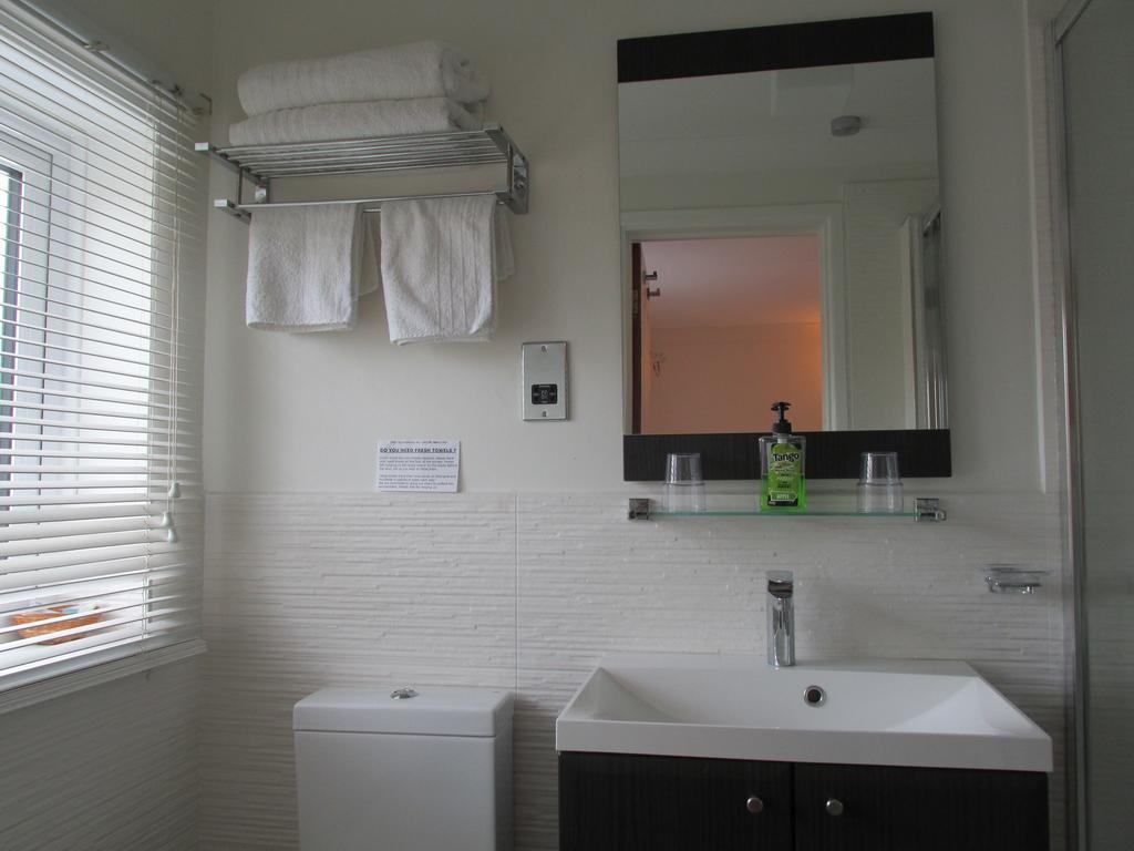 Albertine ,A Warm Welcome Awaits You ,Offering Room Only Or Bed And Breakfast ,Ideal Location For Solent Way ,High Street ,Isle Of Wight ,New Forest 리밍톤 객실 사진