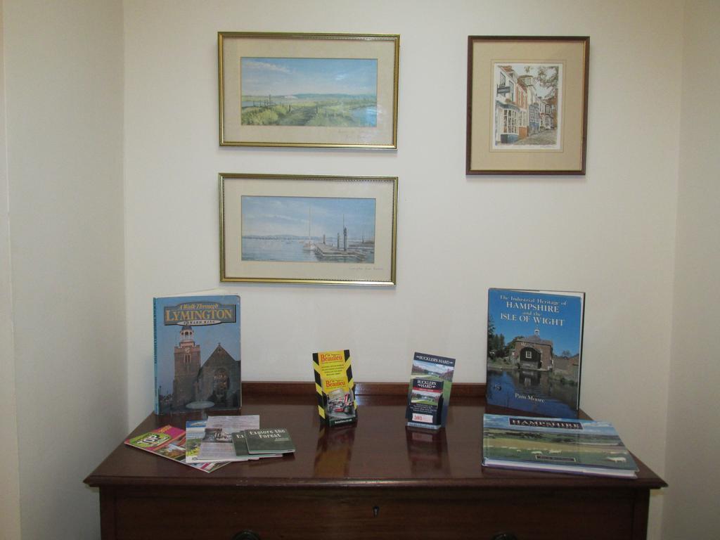 Albertine ,A Warm Welcome Awaits You ,Offering Room Only Or Bed And Breakfast ,Ideal Location For Solent Way ,High Street ,Isle Of Wight ,New Forest 리밍톤 외부 사진