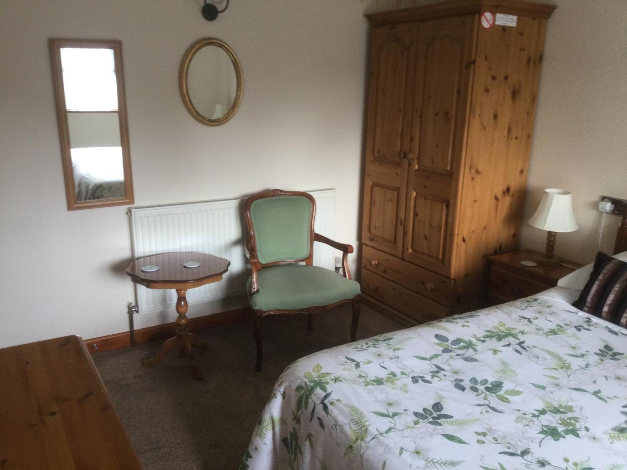 Albertine ,A Warm Welcome Awaits You ,Offering Room Only Or Bed And Breakfast ,Ideal Location For Solent Way ,High Street ,Isle Of Wight ,New Forest 리밍톤 외부 사진
