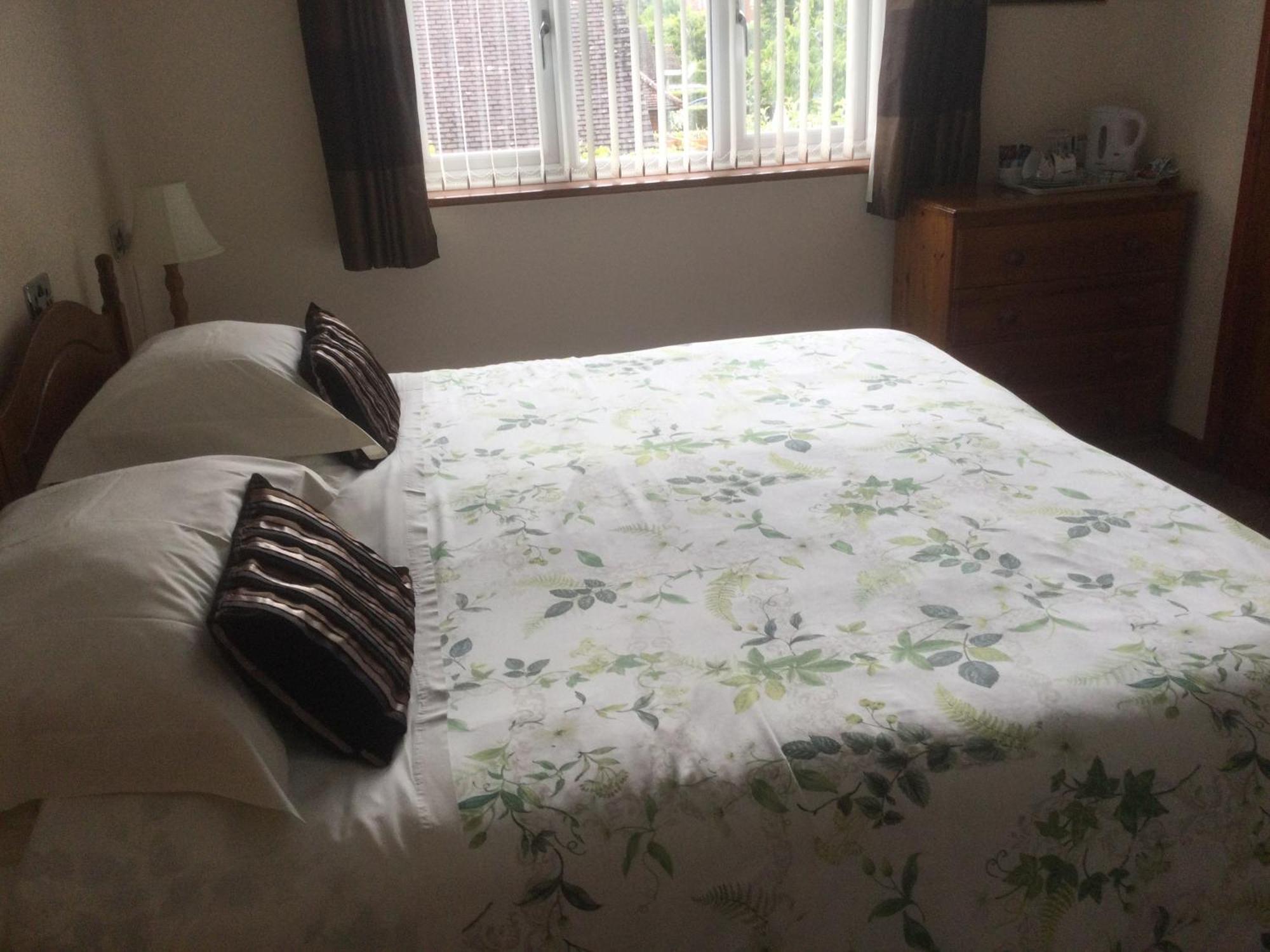 Albertine ,A Warm Welcome Awaits You ,Offering Room Only Or Bed And Breakfast ,Ideal Location For Solent Way ,High Street ,Isle Of Wight ,New Forest 리밍톤 외부 사진